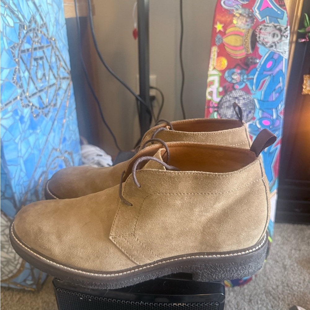 Bananna Republic Men's Tan Suede Chukka Boots size 10.5. Just like new!!